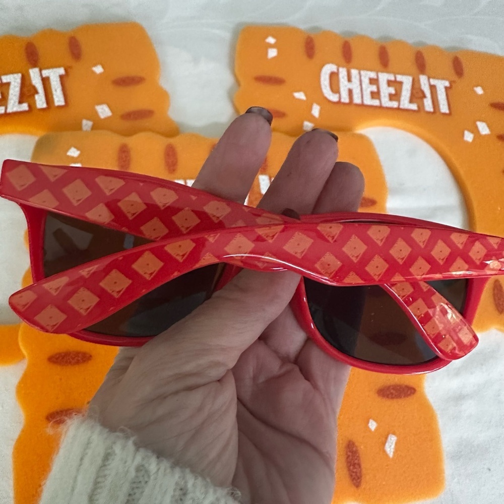 2025 Cheez It Bowl Souvenirs 3 Head Pieces & 1 Sunglasses - Picture 2 of 4